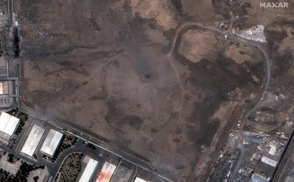 從Maxar Technologies在6月22日拍到的衛星影像可見,美軍空襲後,納坦茲核設施出現彈坑。(美聯社)