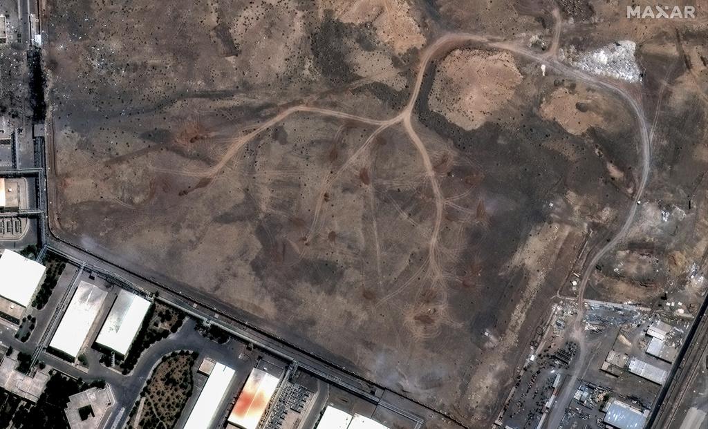 從Maxar Technologies在6月22日拍到的衛星影像可見,美軍空襲後,納坦茲核設施受破壞。(美聯社)