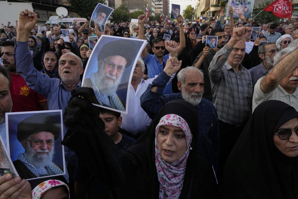 伊朗首都德黑蘭周日爆發大型反美示威,抗議美國空襲伊朗核設施。(美聯社)