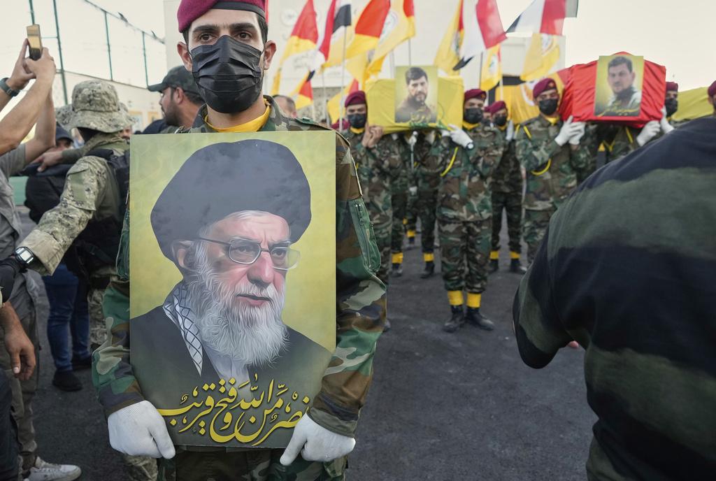 美國介入以色列和伊朗戰爭。圖為伊拉克民兵悼念在以色列空襲伊朗行動中喪生的兩位領導人士。(AP)