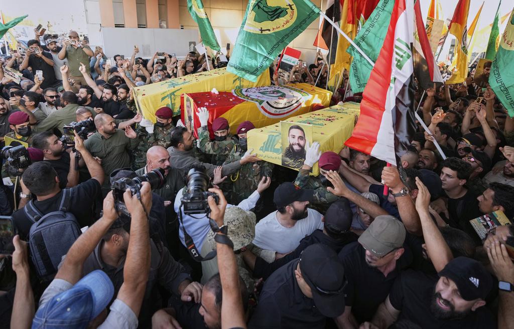 伊拉克民兵悼念在以色列空襲伊朗行動中喪生的兩位領導人士。(AP)