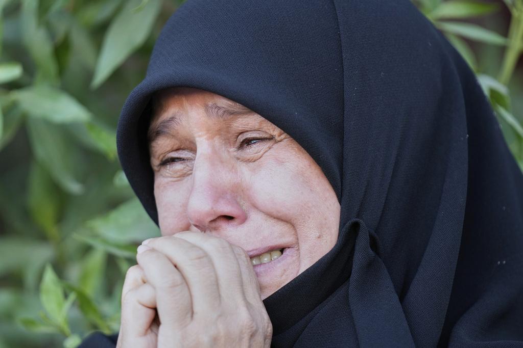 一名婦女在巴格達出席遭以色列空襲喪生的伊拉克指揮官等葬禮。(AP)