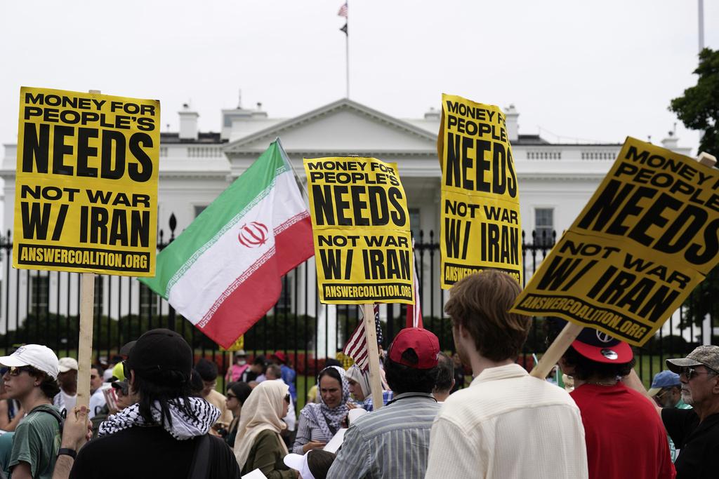 民眾周日在白宮外示威,抗議美國介入伊朗與以色列戰事。(美聯社)