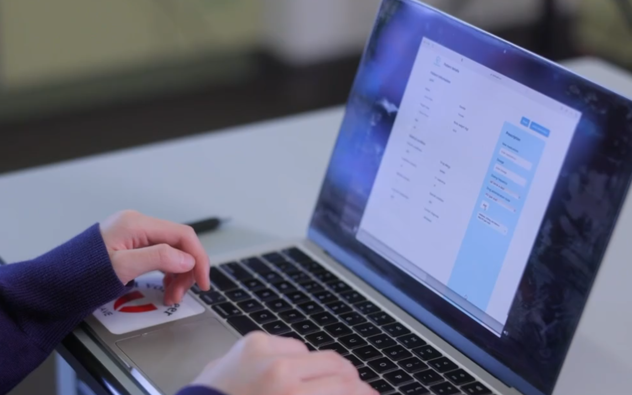 由聖保羅男女中學學生研發、協助醫生自動核對藥物處方的人工智能AI軟件「藥倍安心」(Medisafe),早前連奪多個創科獎項,包括數字政策辦公室去年舉辦的「香港資訊及通訊科技獎」。(數字政策辦公室FB影片)