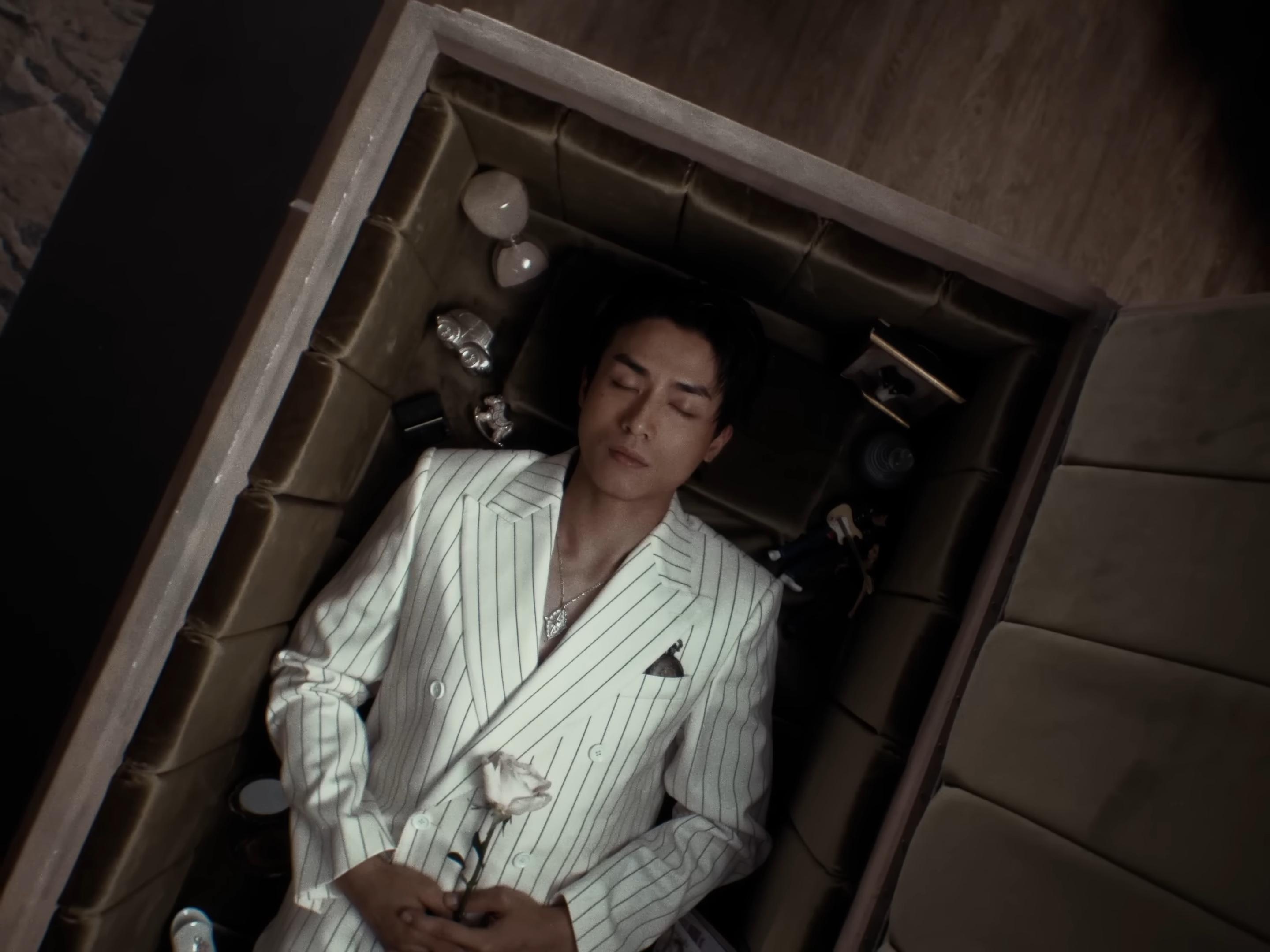 AK江𤒹生在新歌《心死了幾百次》要瞓棺材,他表示因為是道具沒太大感覺,但收到導演的一封利是。