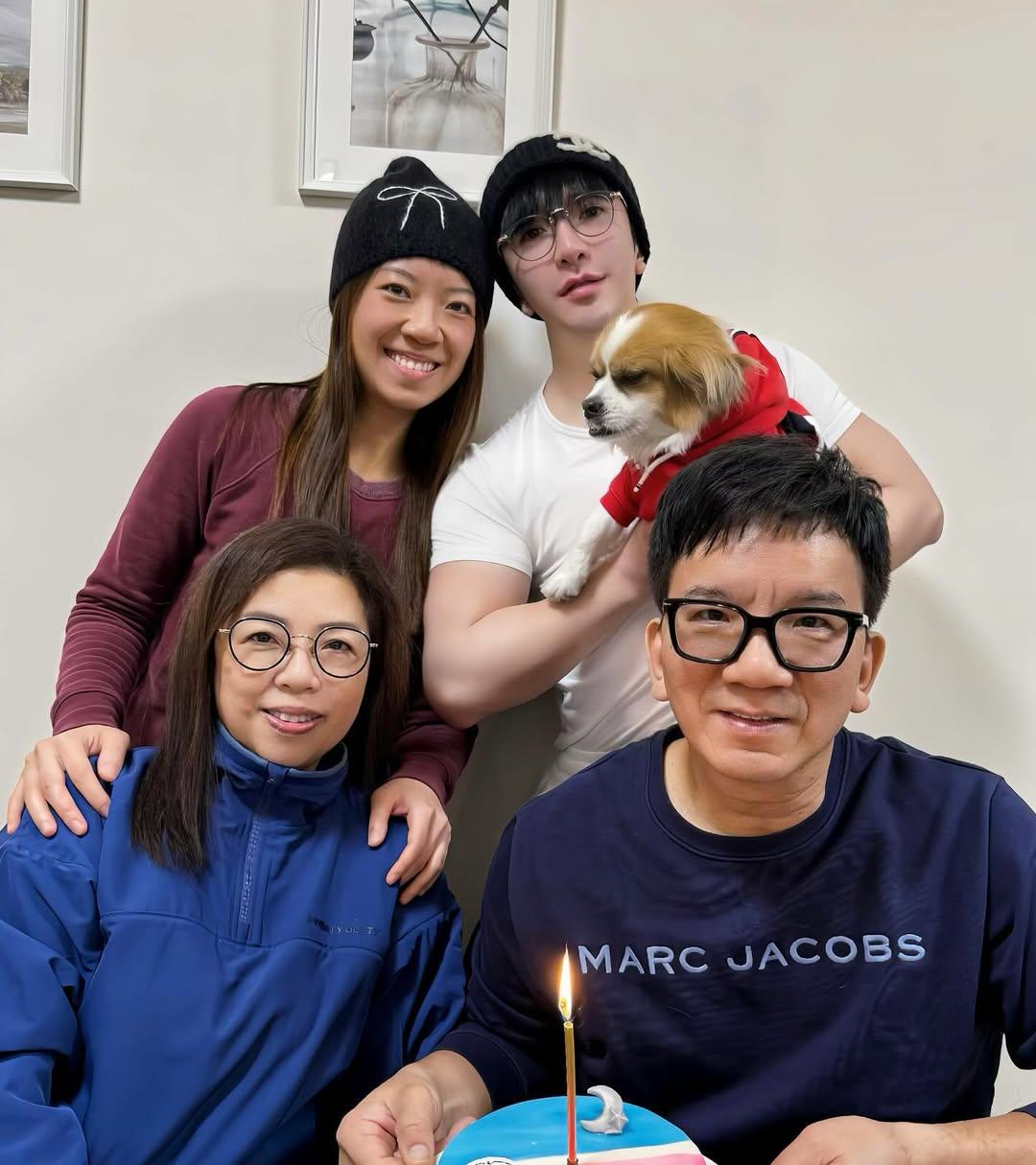 Anson Lo盧瀚霆家人都是愛狗之人,一家人與愛犬Amber合照。(林俊源攝)