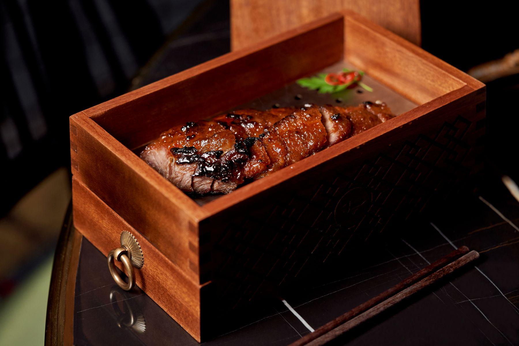 蜜汁頂級西班牙黑毛豬叉燒(蘋果木燒)$390每天限量,叉燒肉質鬆軟,散發煙熏香及薰衣草香。