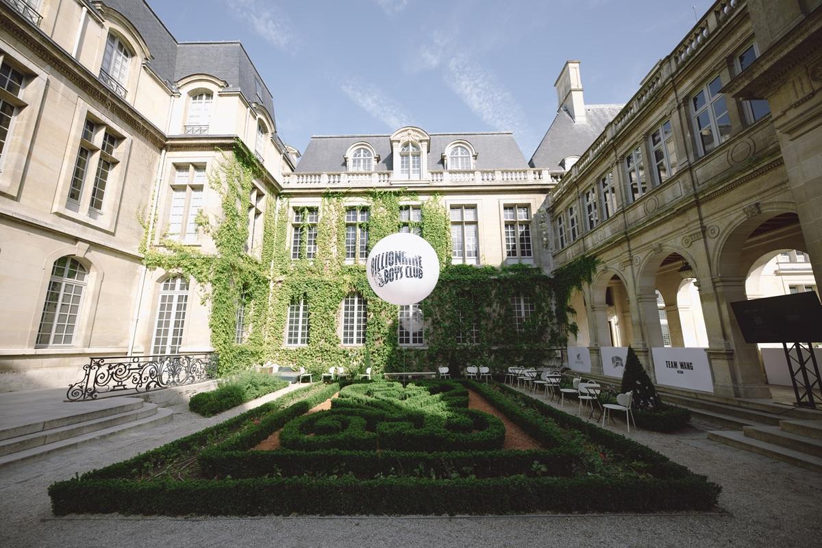 巴黎舉行的聯乘發布會派對,潮流與藝術融合一體。