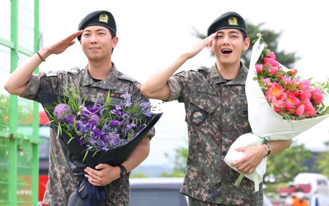 兩人向fans及傳媒行軍人禮。