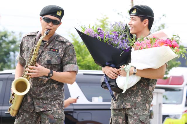 載太陽眼鏡的RM,即席吹奏動畫《名偵探柯南》的原聲音樂。