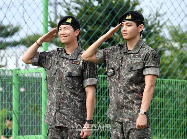 經過一年多的軍旅生涯,兩人明顯消瘦了。