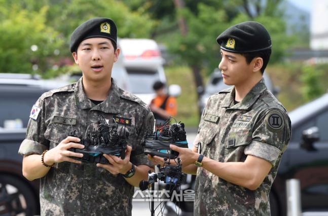 RM感謝韓國軍隊,又說能繼續在台上表演,是因為曾在前線保護國家。