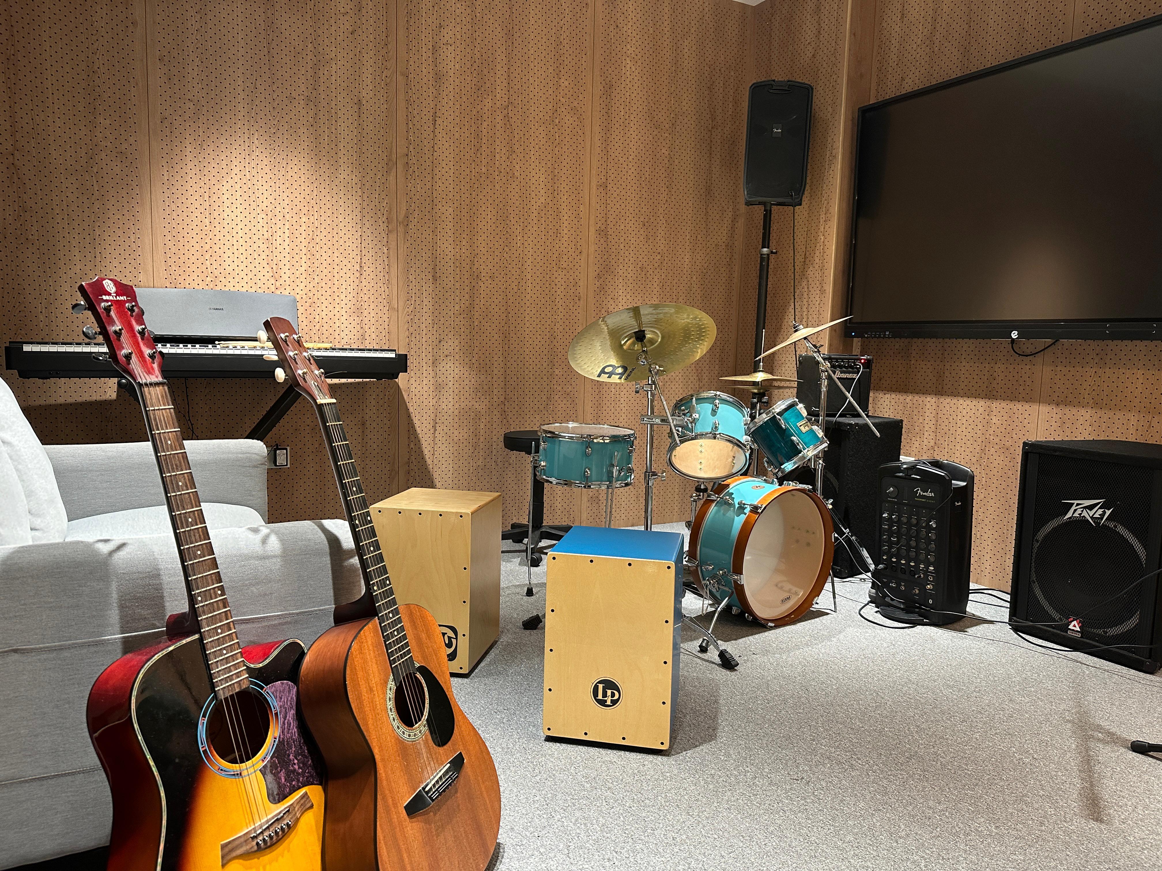 Band Room:可預訂夾Band、唱K或用ClipHit鼓即興Jam歌,釋放音樂的樂與怒。