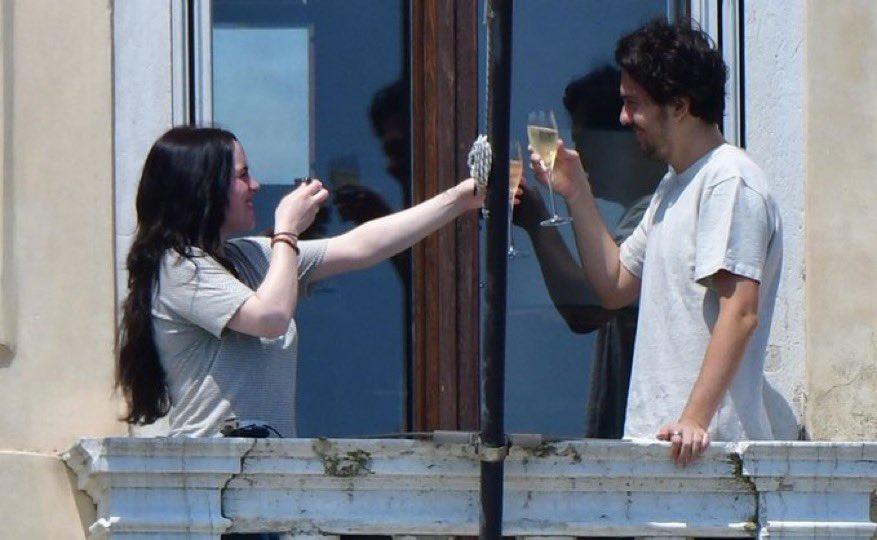 兩人情不自禁在陽台擁吻。(網上圖片)