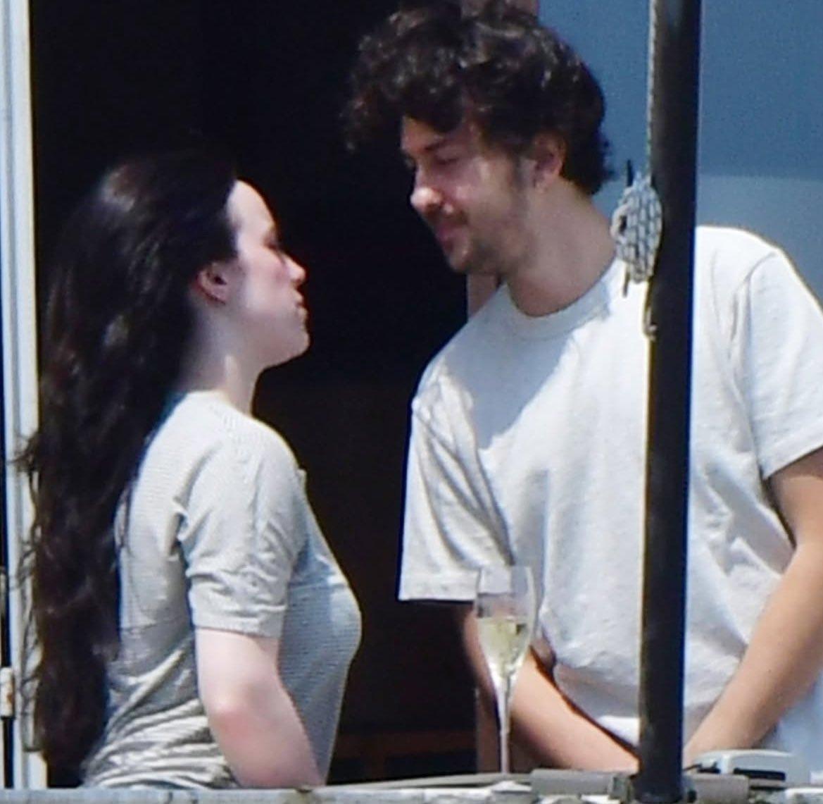 Billie的團體暫未回應兩人的戀情。(網上圖片)