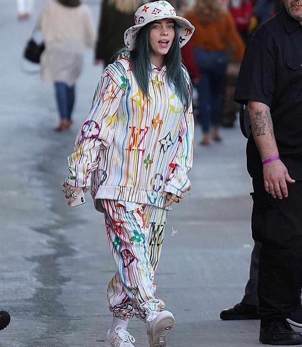 愛中性滑板仔打扮的Billie Eilish,曾傳是同性戀。(網上圖片)