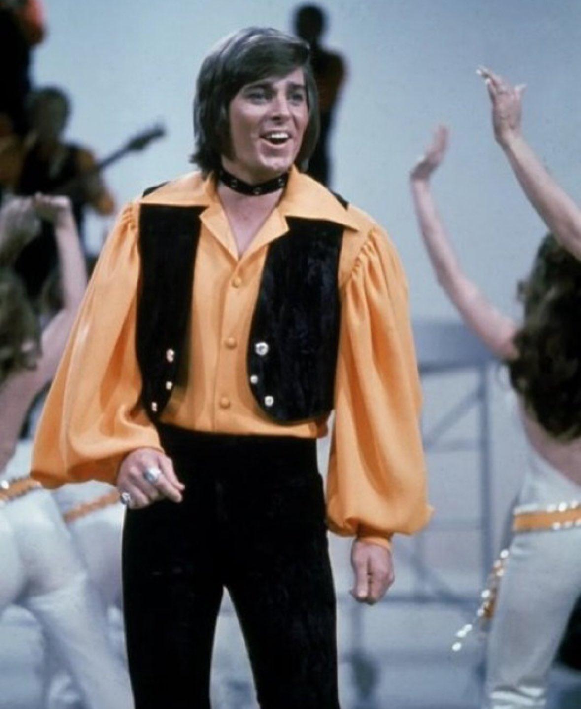 Bobby Sherman能自彈自唱,是美國娛樂工業初代年輕人偶像。