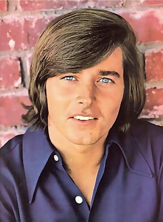 Bobby Sherman能自彈自唱,是美國娛樂工業初代年輕人偶像。