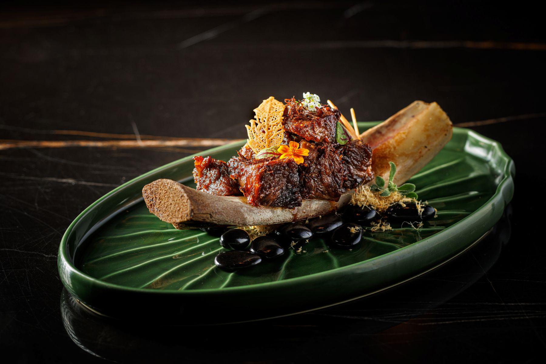 陳皮怪味牛肋骨$650 層焦脆帶焦糖般的甜味,亦散發陳皮的陳香韻味與黑醋的微酸。