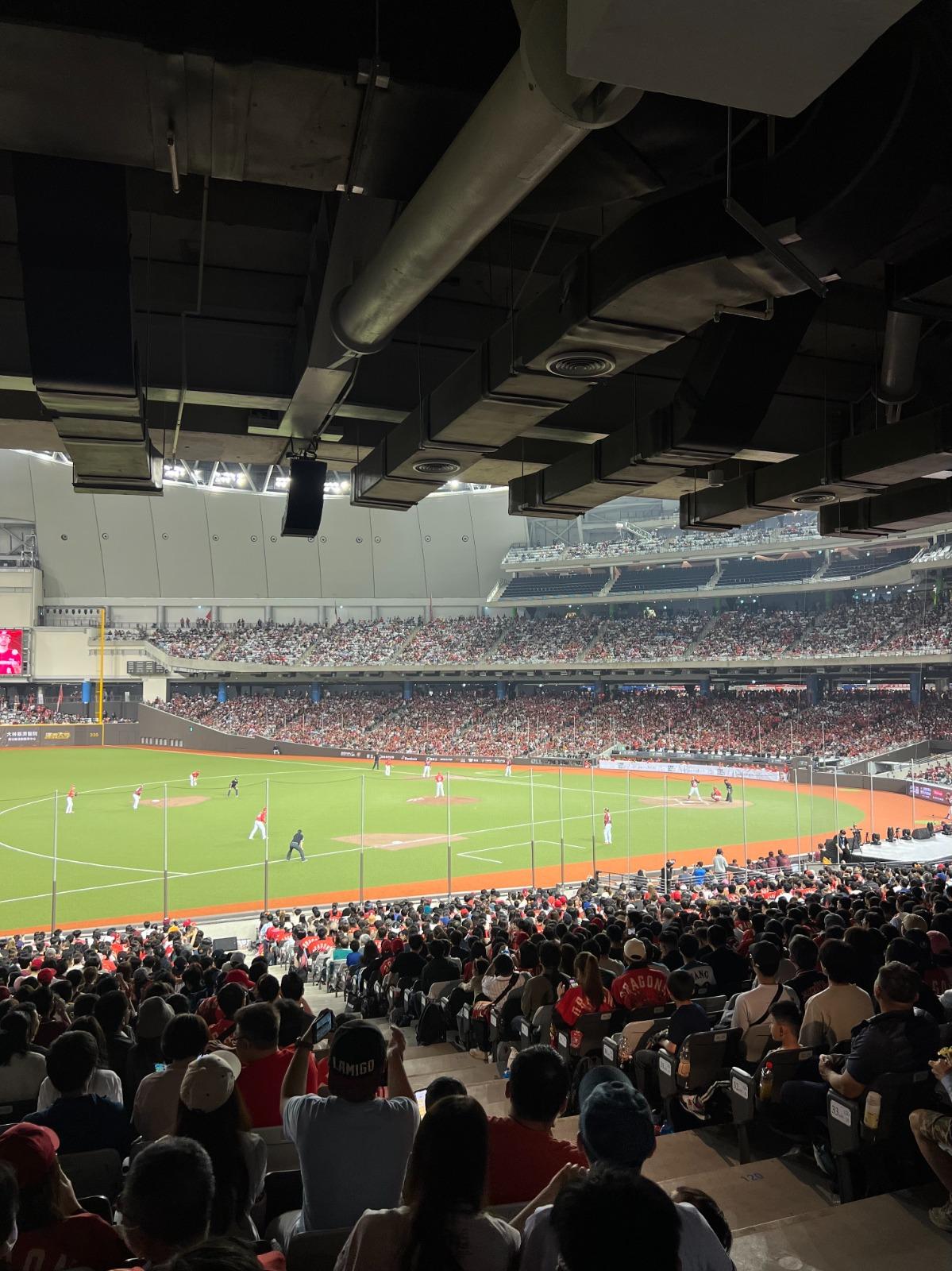 周末在大巨蛋舉行的比賽總是能吸引過萬名球迷入場。