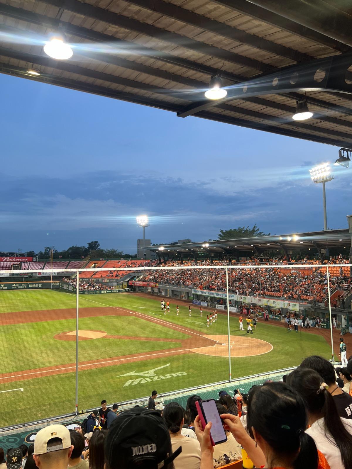 被球迷戲稱會「下雪」的台南市立棒球場。