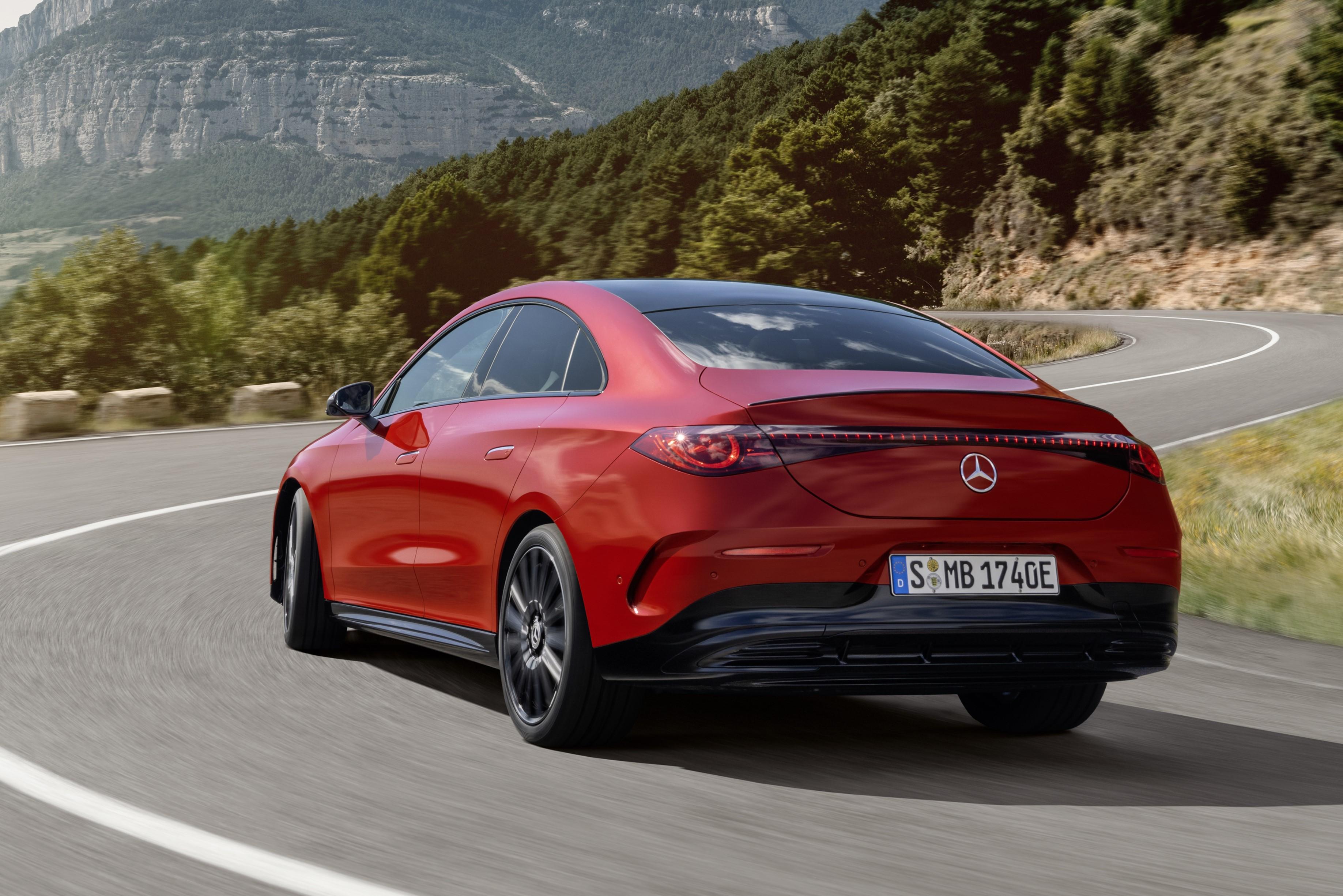 電動車|平治CLA車頭車尾均有更動感的設計。