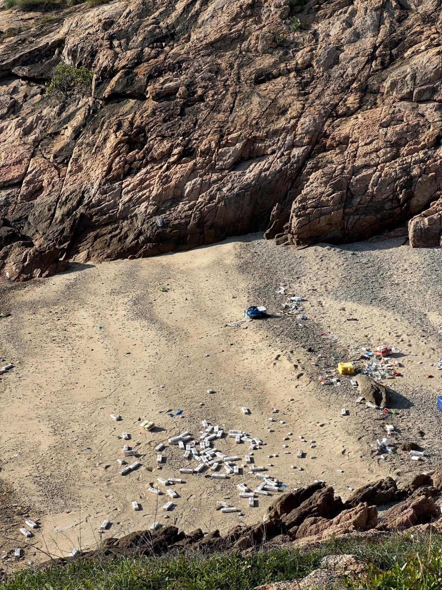 蒲台島海灘驚現大批懷疑私煙擱淺。(Threads「seeenatsang」圖片)