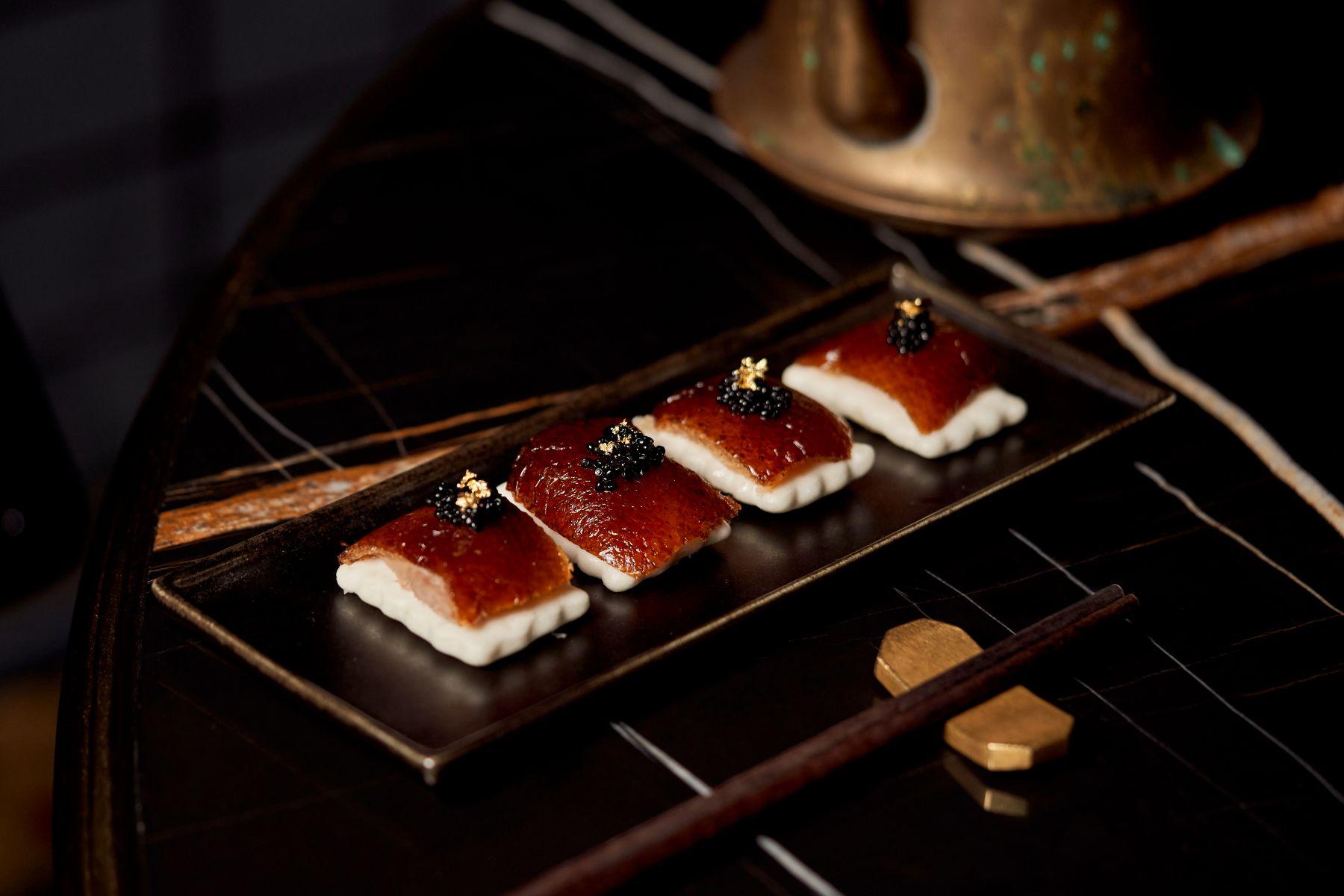 2天飼養北京片皮鴨(蘋果木燒)配特級黑魚子醬:鴨皮酥香,鴨肉粉嫩,肉香而不羶。