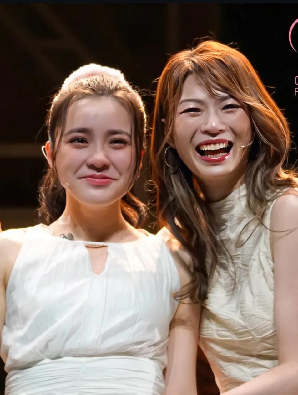 Chantel和Shiga完成13場演出後,在尾場謝幕時相擁而哭。(IG@Chantel fans club)