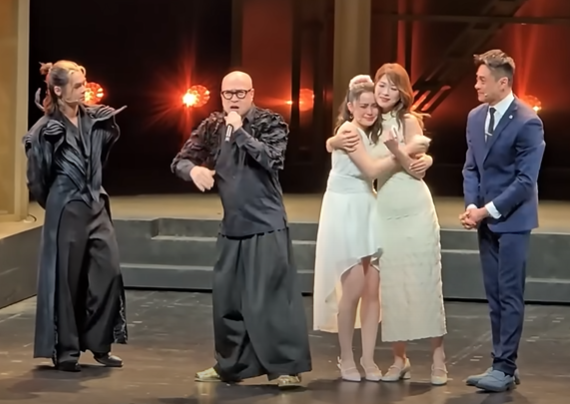 Chantel和Shiga完成13場演出後,在尾場謝幕時相擁而哭。