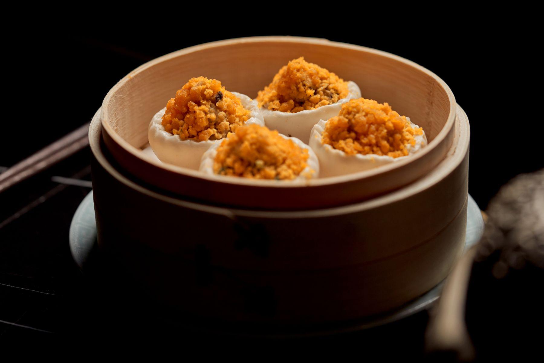 鹹蛋雞鍋$96/4件 將饅頭弄成雞蛋殼形狀,蛋黃以鹹蛋黃碎充當,很有心思。