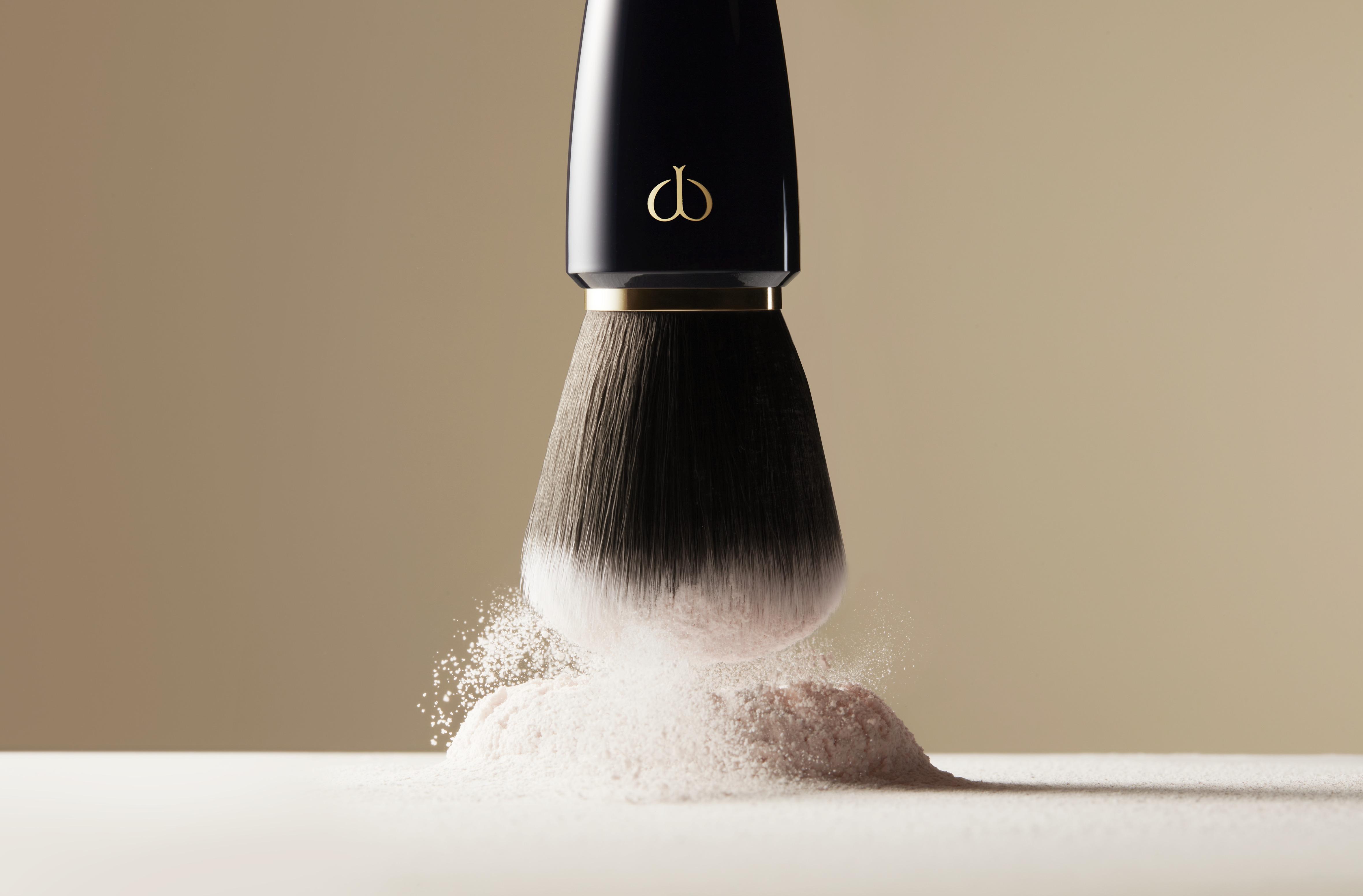 配合蜜粉掃,更有效均勻取出適當分量的蜜粉。