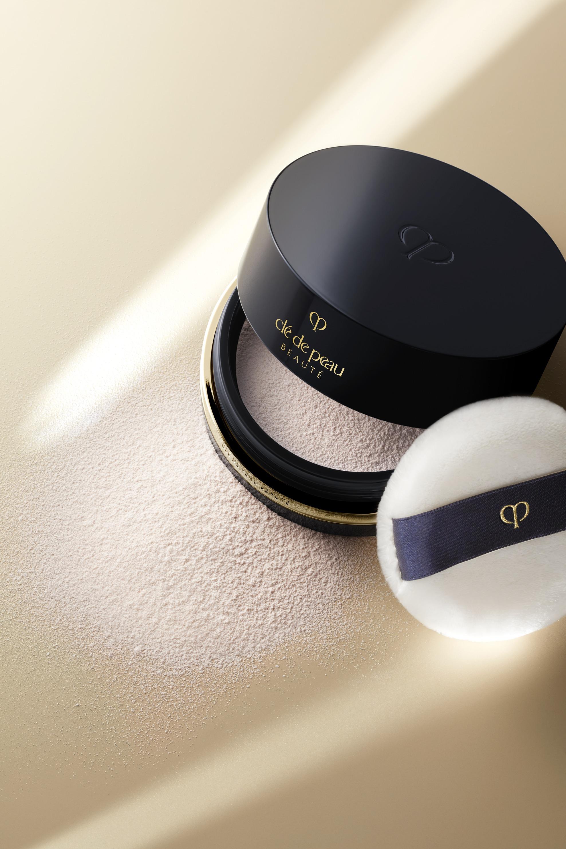 專用粉撲採用日本國寶級工藝——西陣織手法紡織而成,日本職人打造,使用獨特的紡織手法,帶來緊密纖維結構,觸感柔軟細緻,抓粉能力卓越。