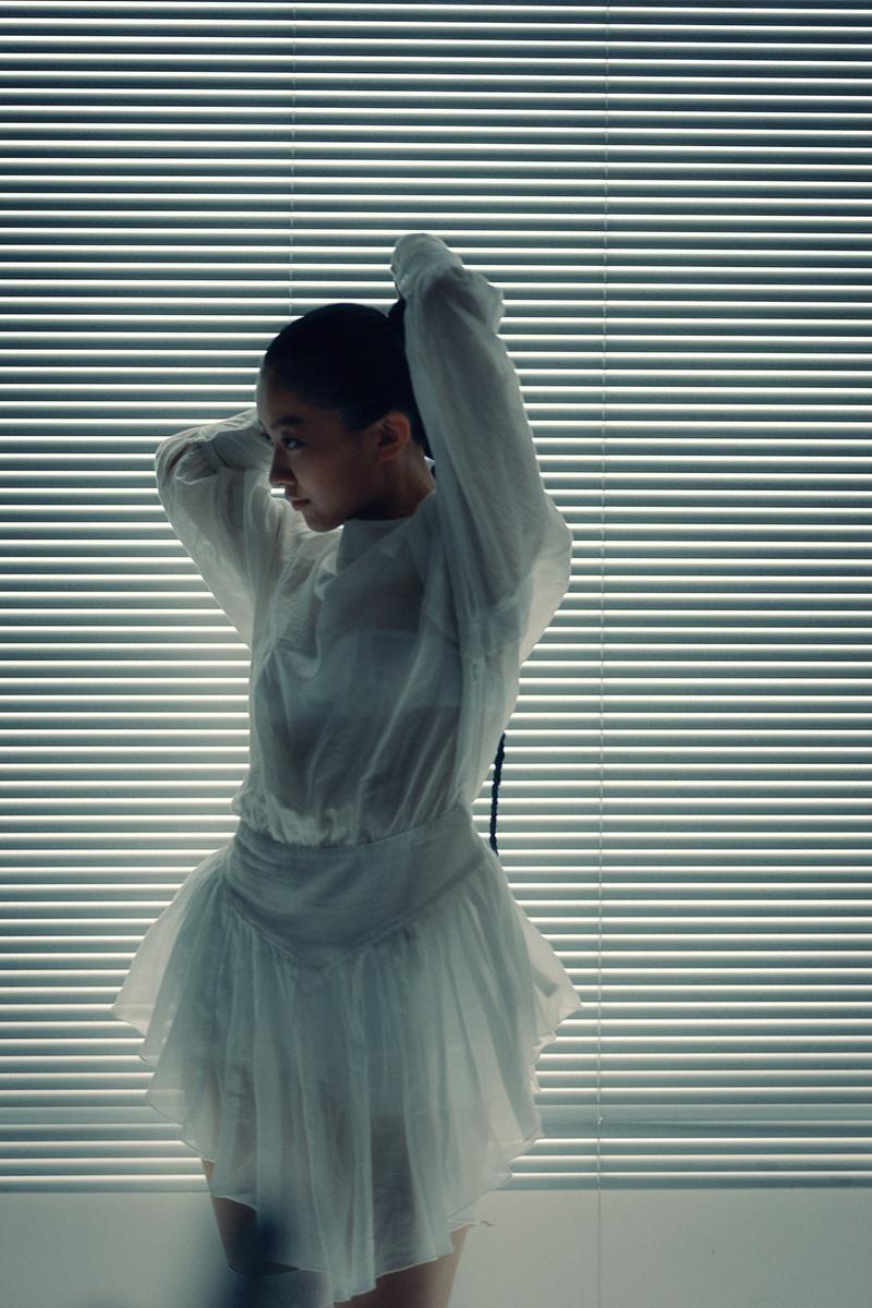 MV由康堤好友、曾拍過Chanel、Tom Ford等宣傳片的MO LYU執導。