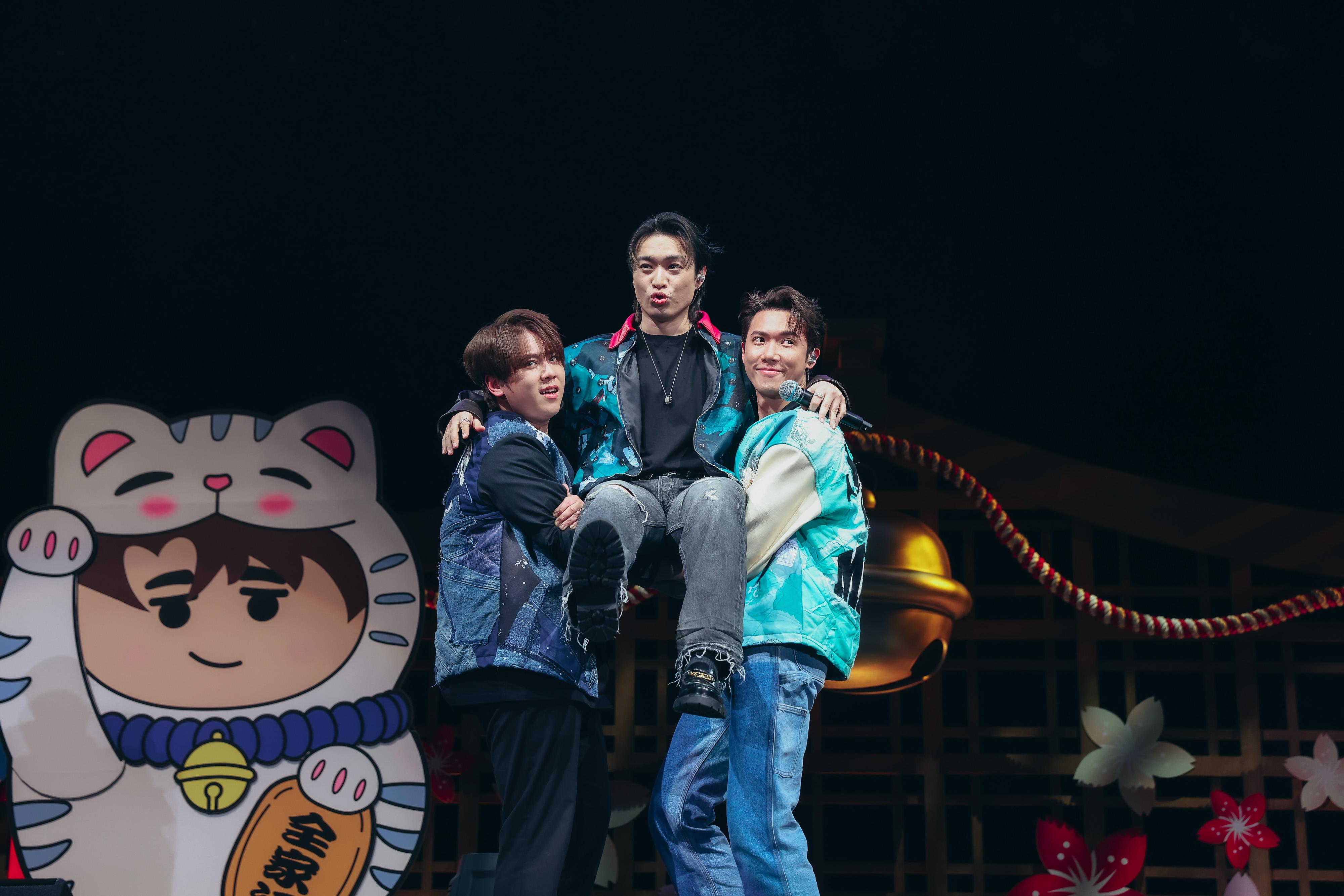 姜濤和Stanley扮轎抬起Jer,出盡力的姜濤面容扭曲。