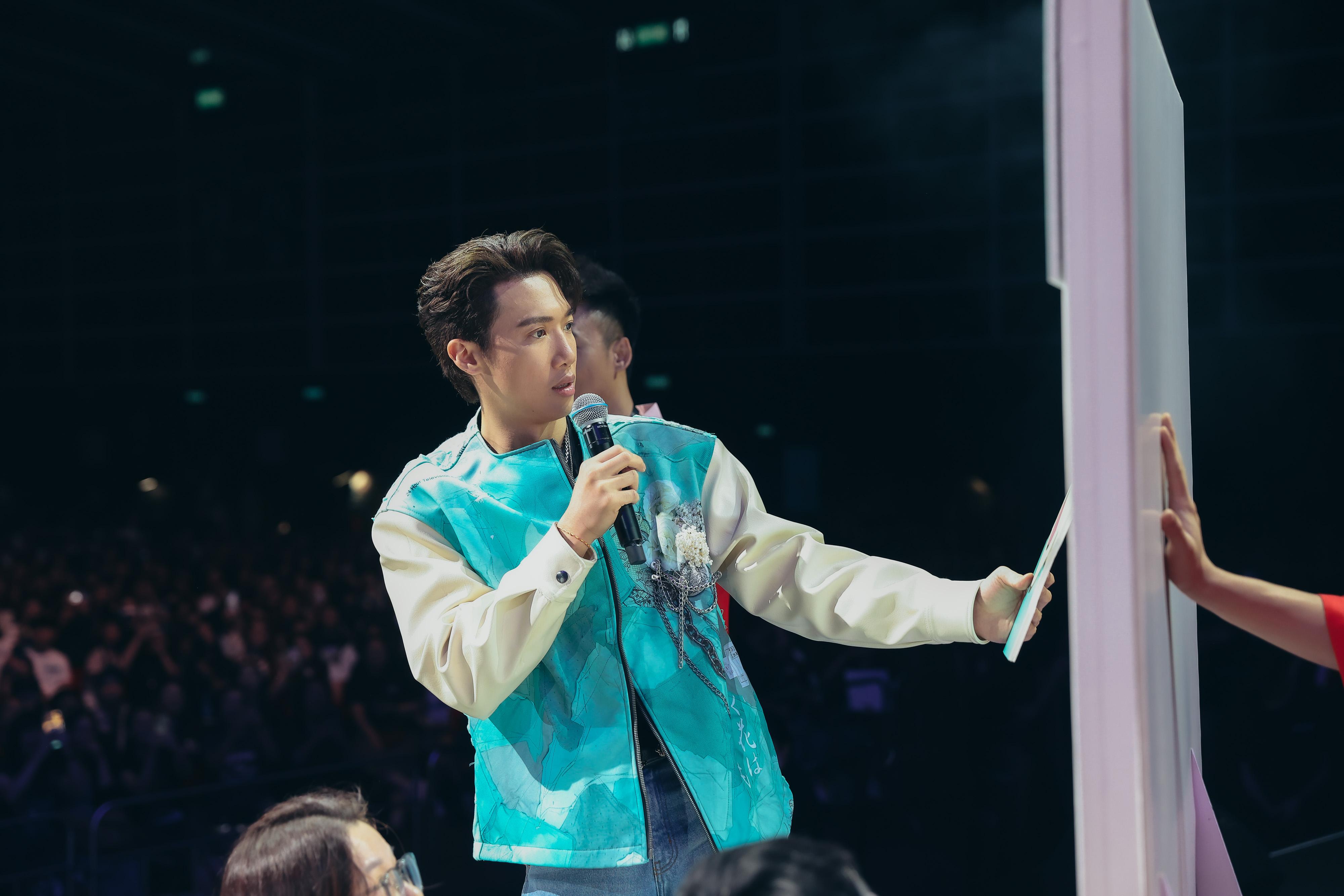 Stanley在見面祭落力玩遊戲。