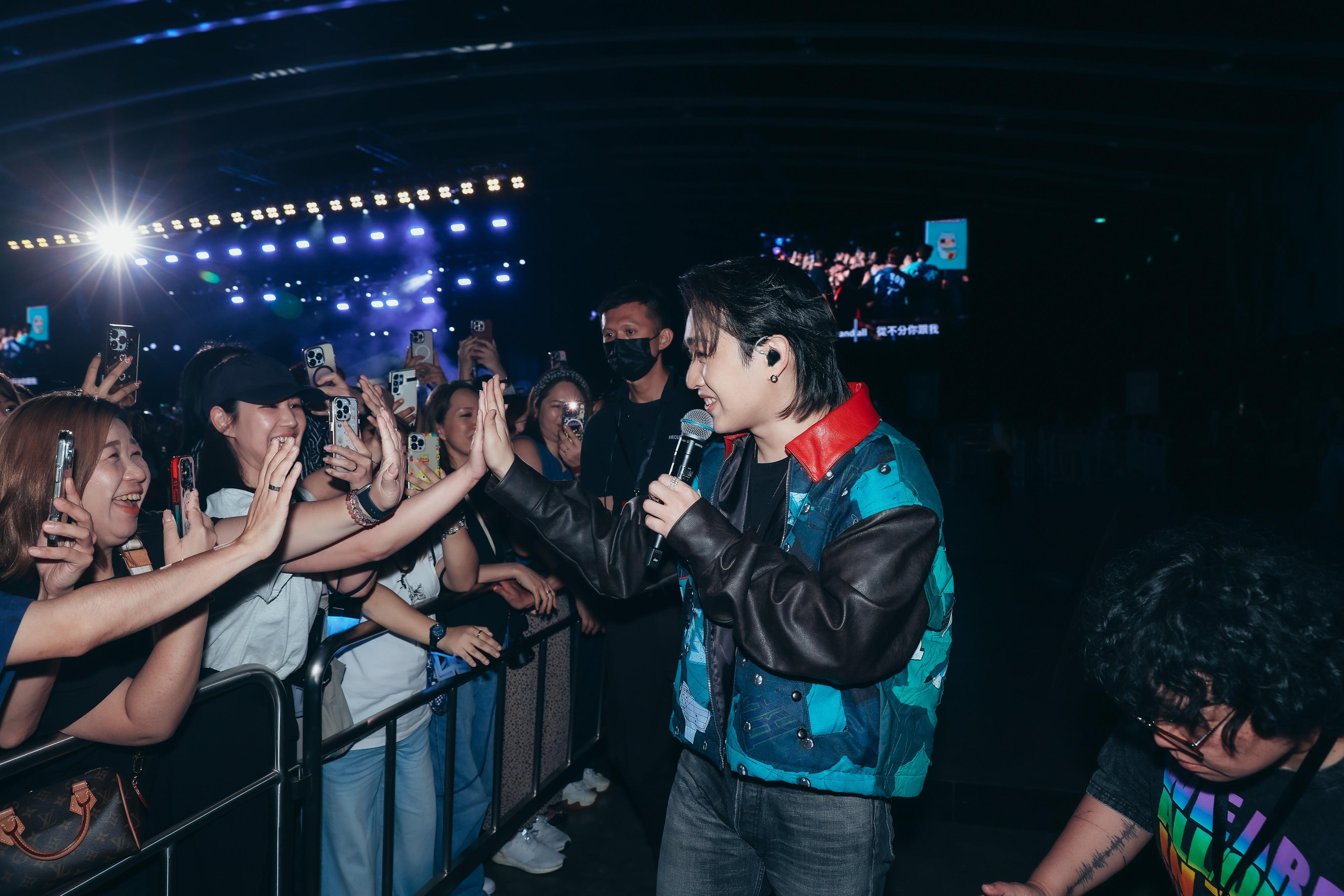 Jer走到台下與fans近距離接觸。