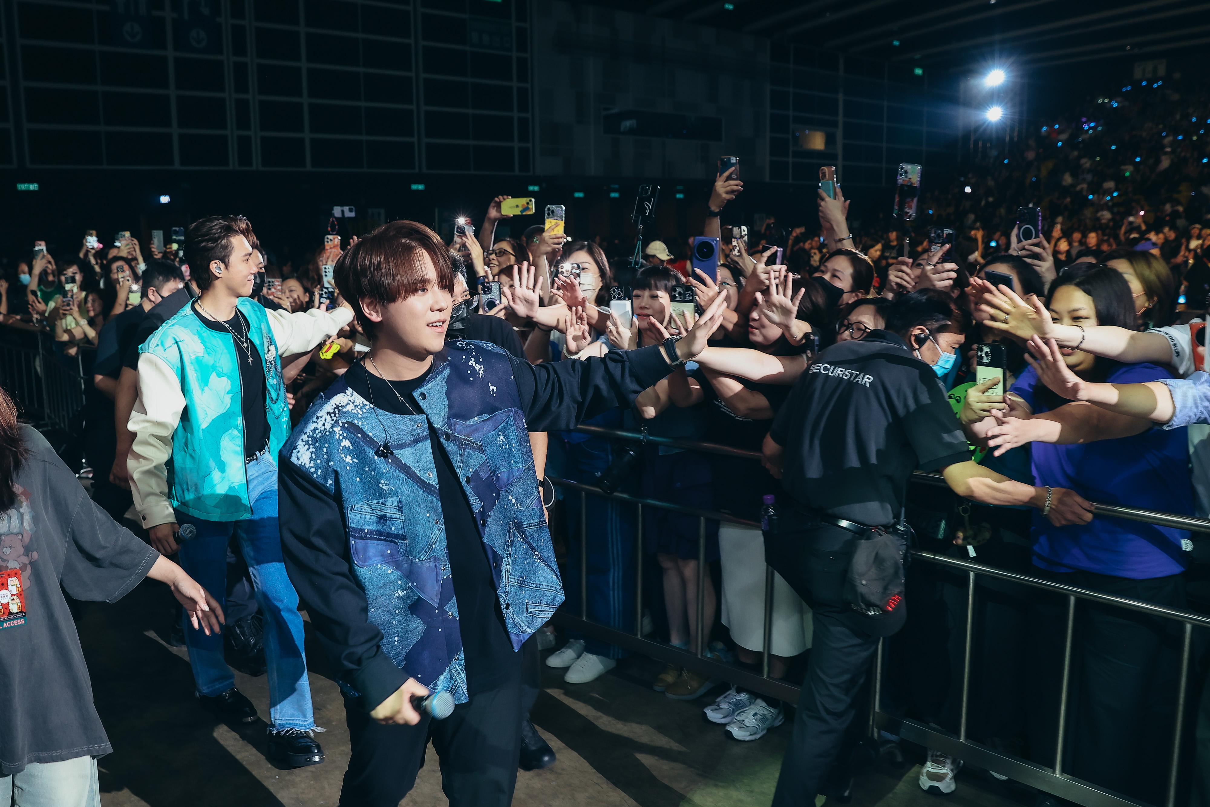 姜濤和Stanley走到台下與fans近距離接觸。