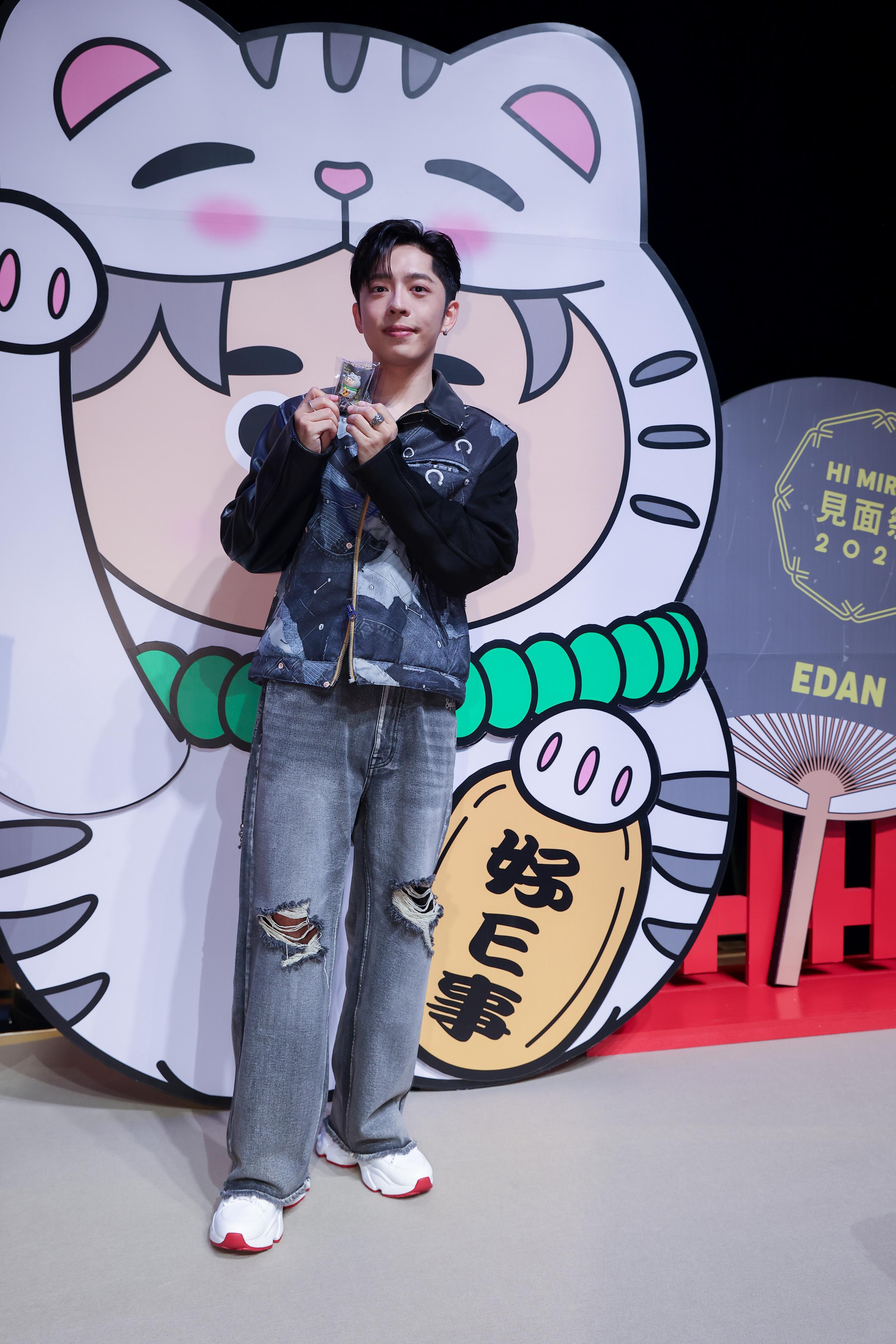 Edan與「好E事」招福貓合照。