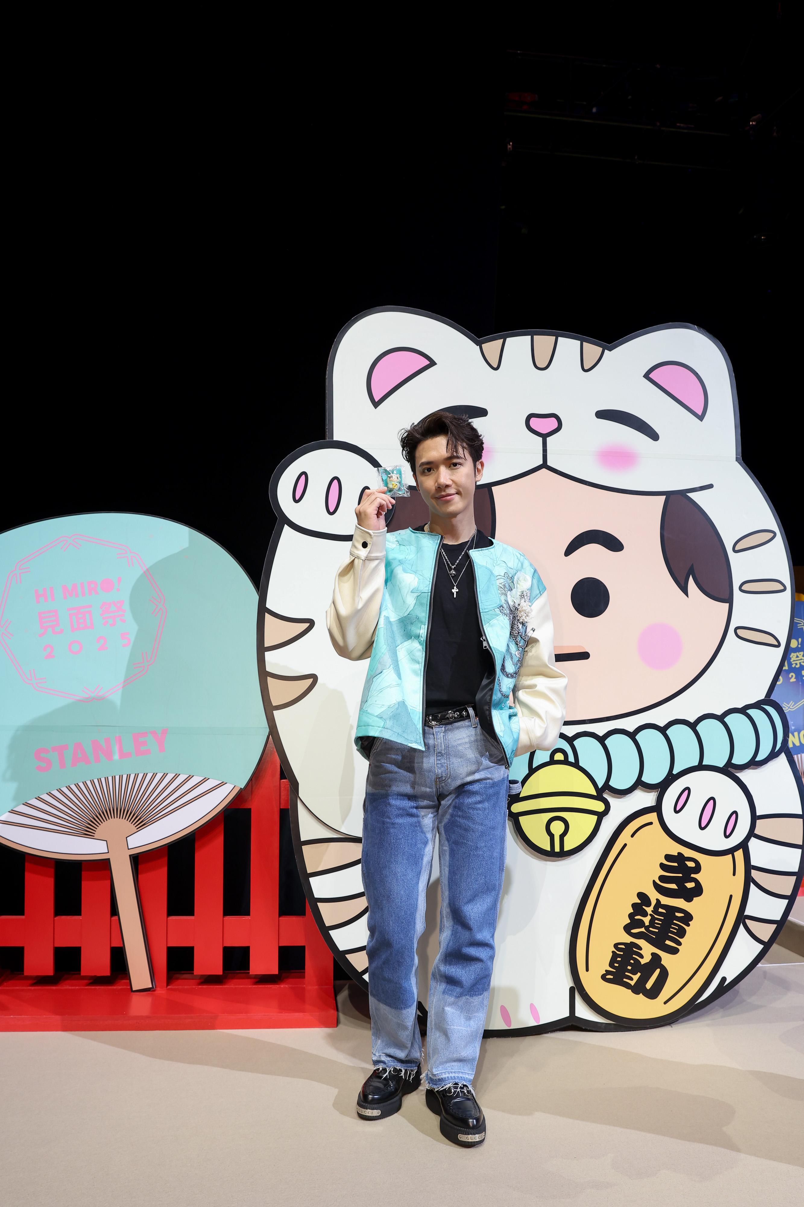 Stanley與「多運動」招福貓合照。