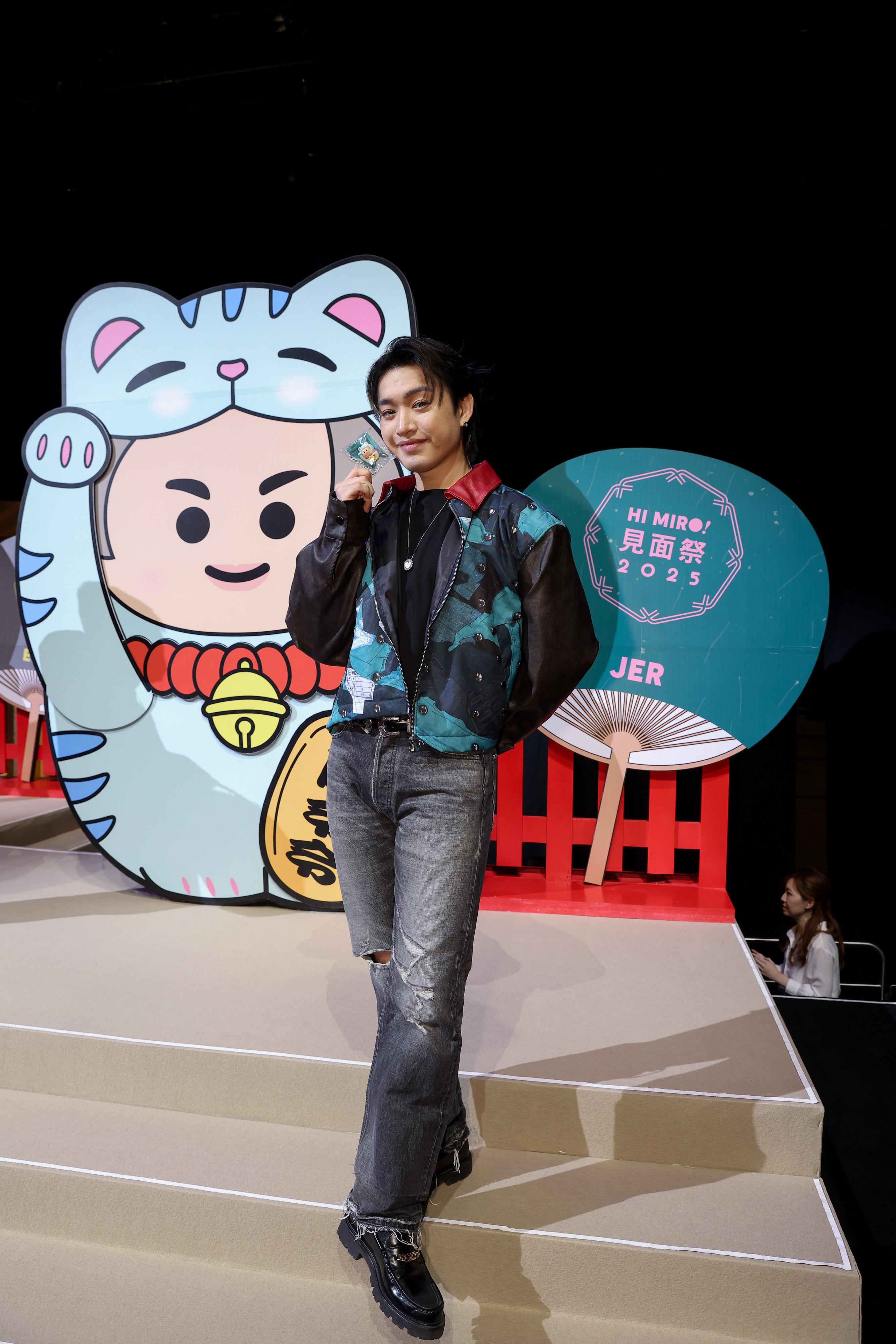 Jer與「閃令令」招福貓合照。