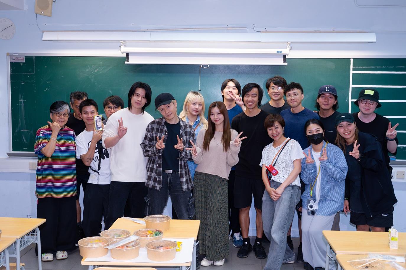 陳健安雖然沒有在MV露面,但親到現場探班,並與團隊大合照。