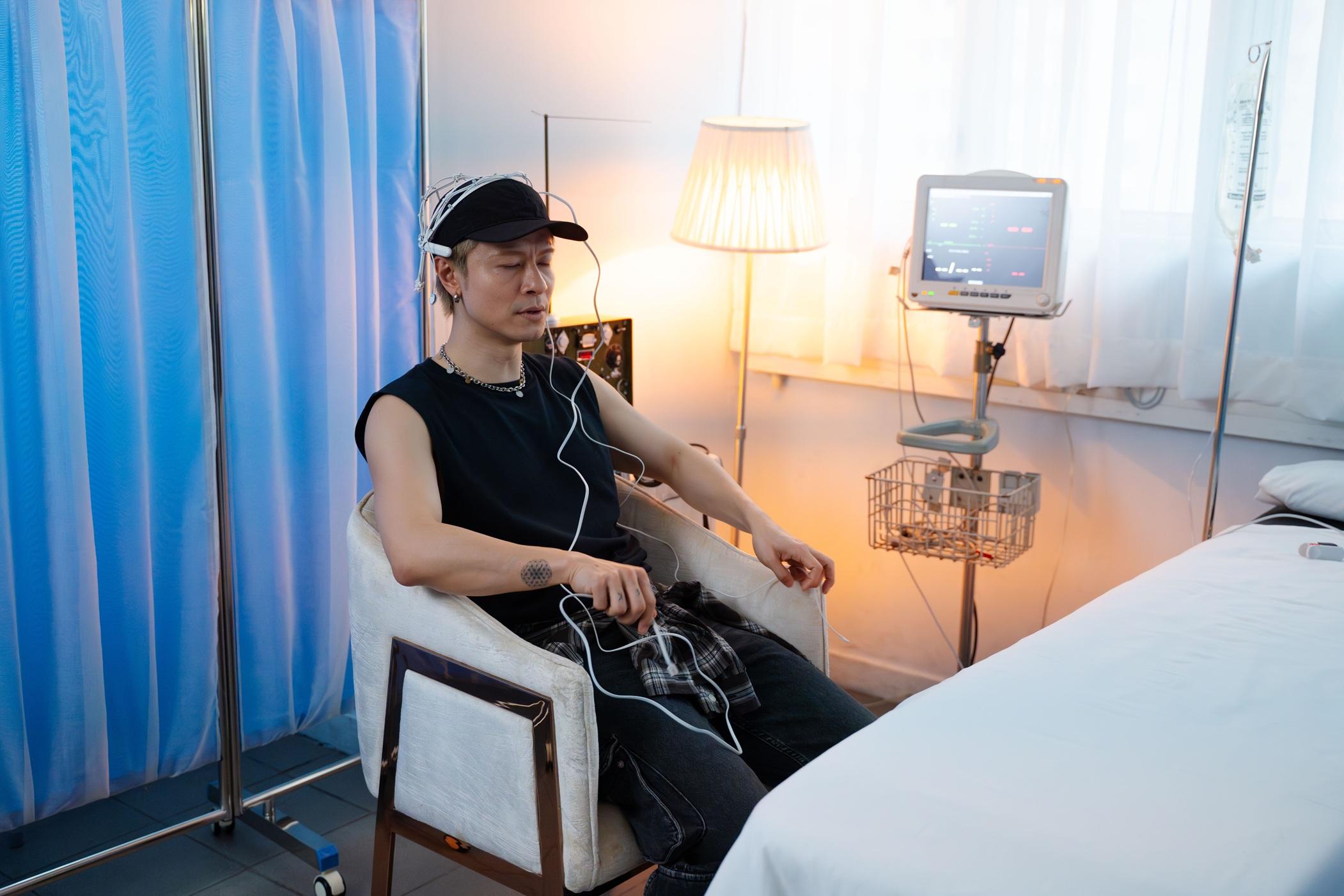 陳健安雖然沒有在MV露面,但親到現場探班。