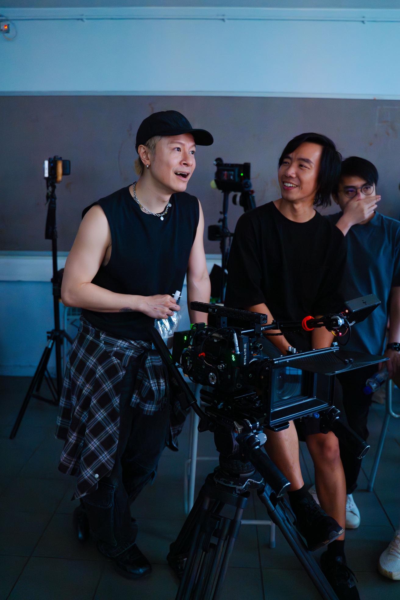 陳健安雖然沒有在MV露面,但親到現場探班,幫忙佈置病房場景。