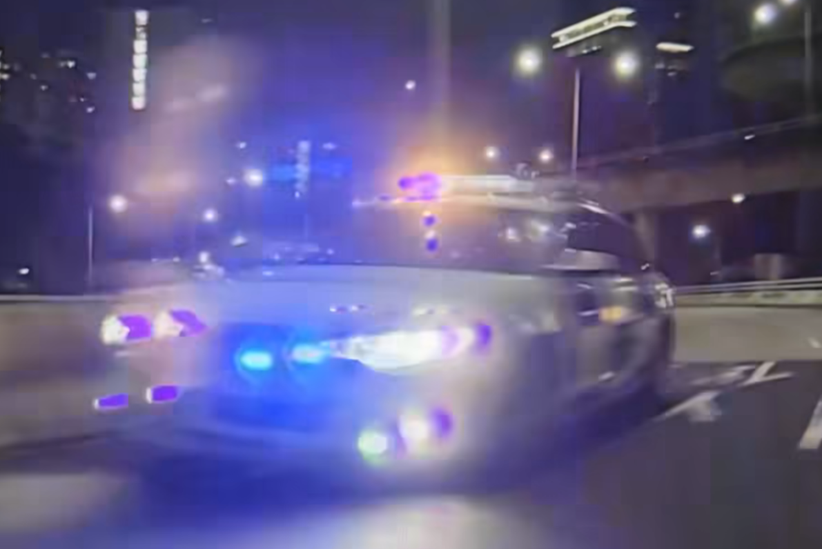 有網民5月17日於社交平台上載一條疑似警車追截兩輛私家車約7秒長「車Cam」片,現場為觀塘道往九龍灣方向,兩輛私家車沿快線狂飆,尾隨有一輛亮起閃燈的疑似警車追截。據了解,有關車輛為退役警車,車主買入該車後參與非法賽車疑扮「兵捉賊」。