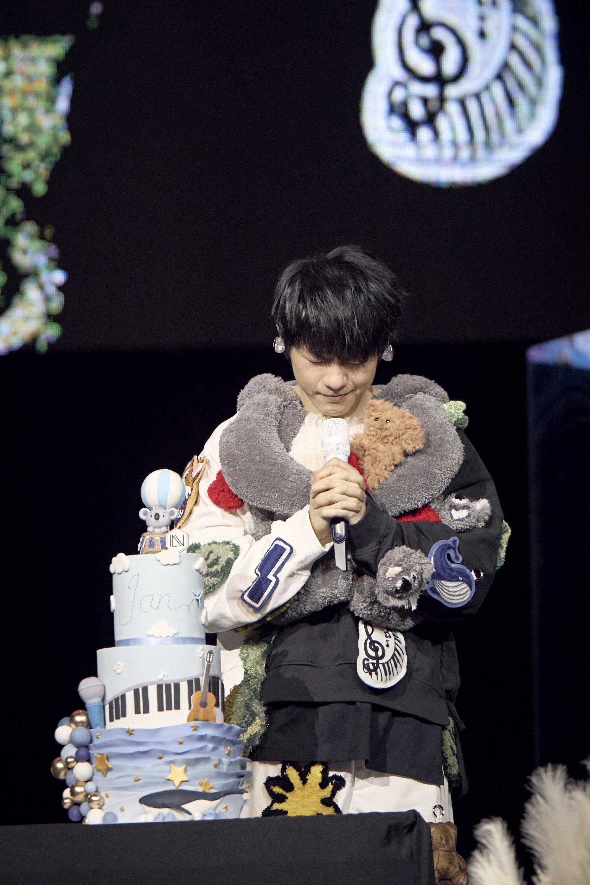 陳卓賢Ian在切蛋糕前誠心許願。