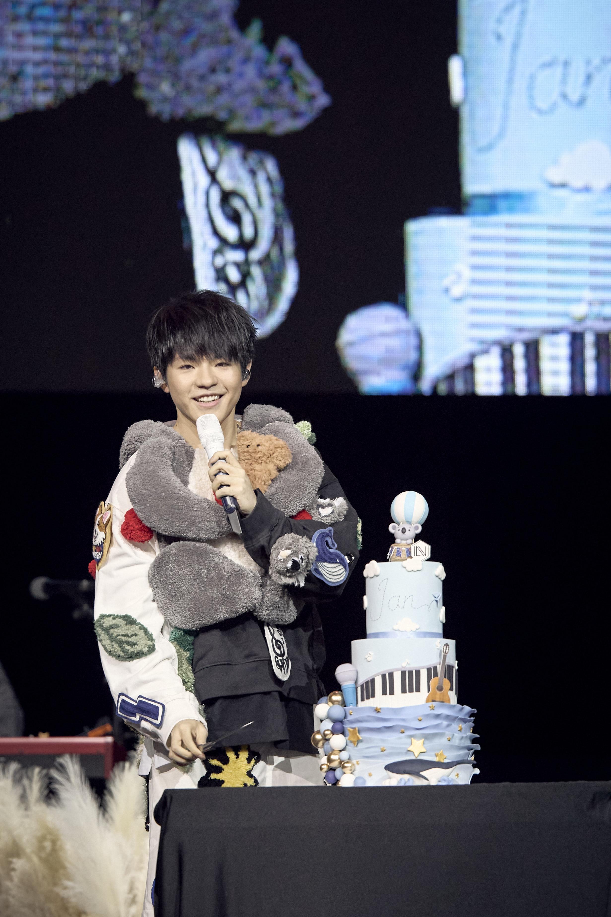 陳卓賢Ian昨晚(8日)在悉尼舉行澳洲第二站巡唱,獲歌迷驚喜送上蛋糕預祝生日。