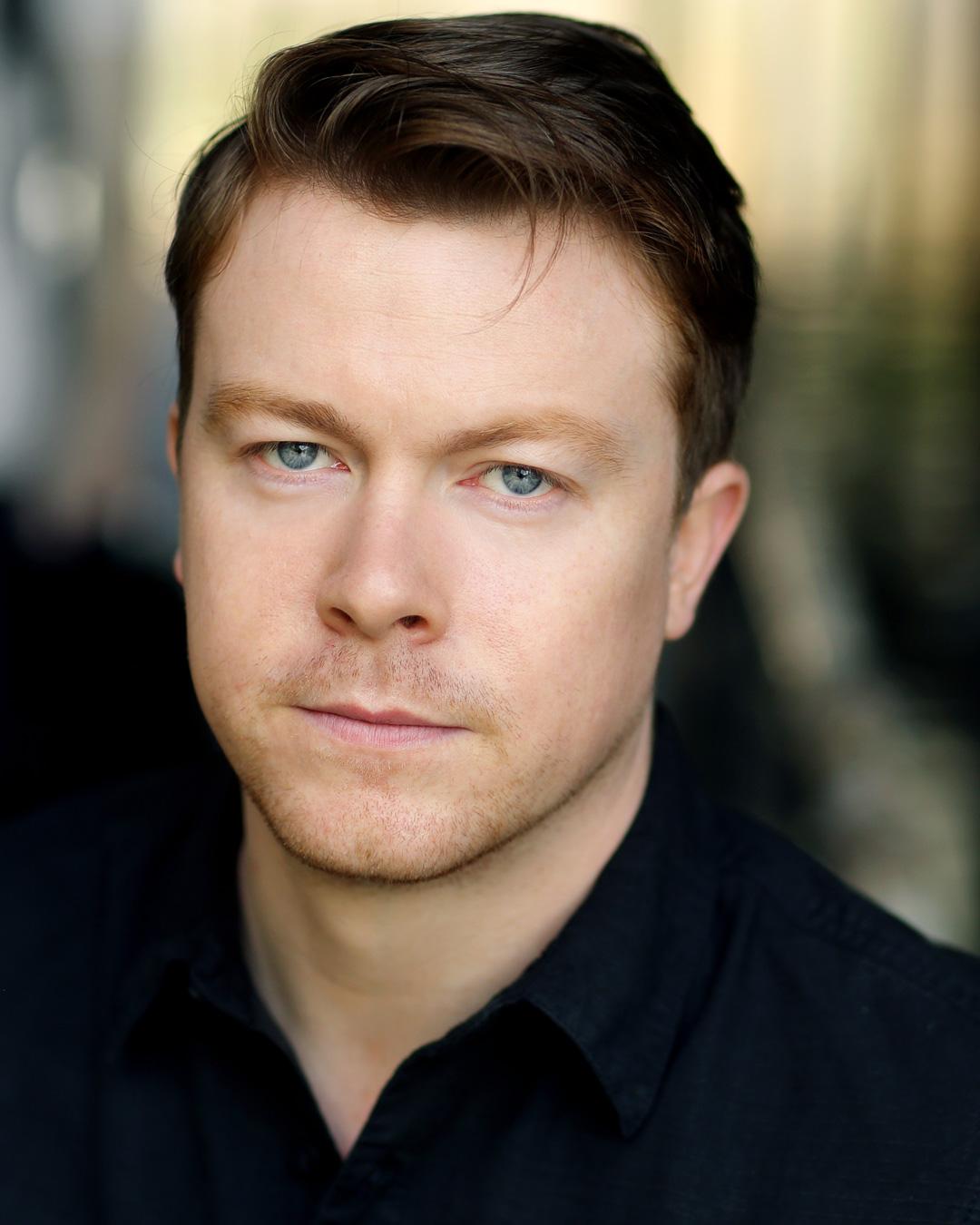 Daniel Rigby飾演Vernon Dursley。