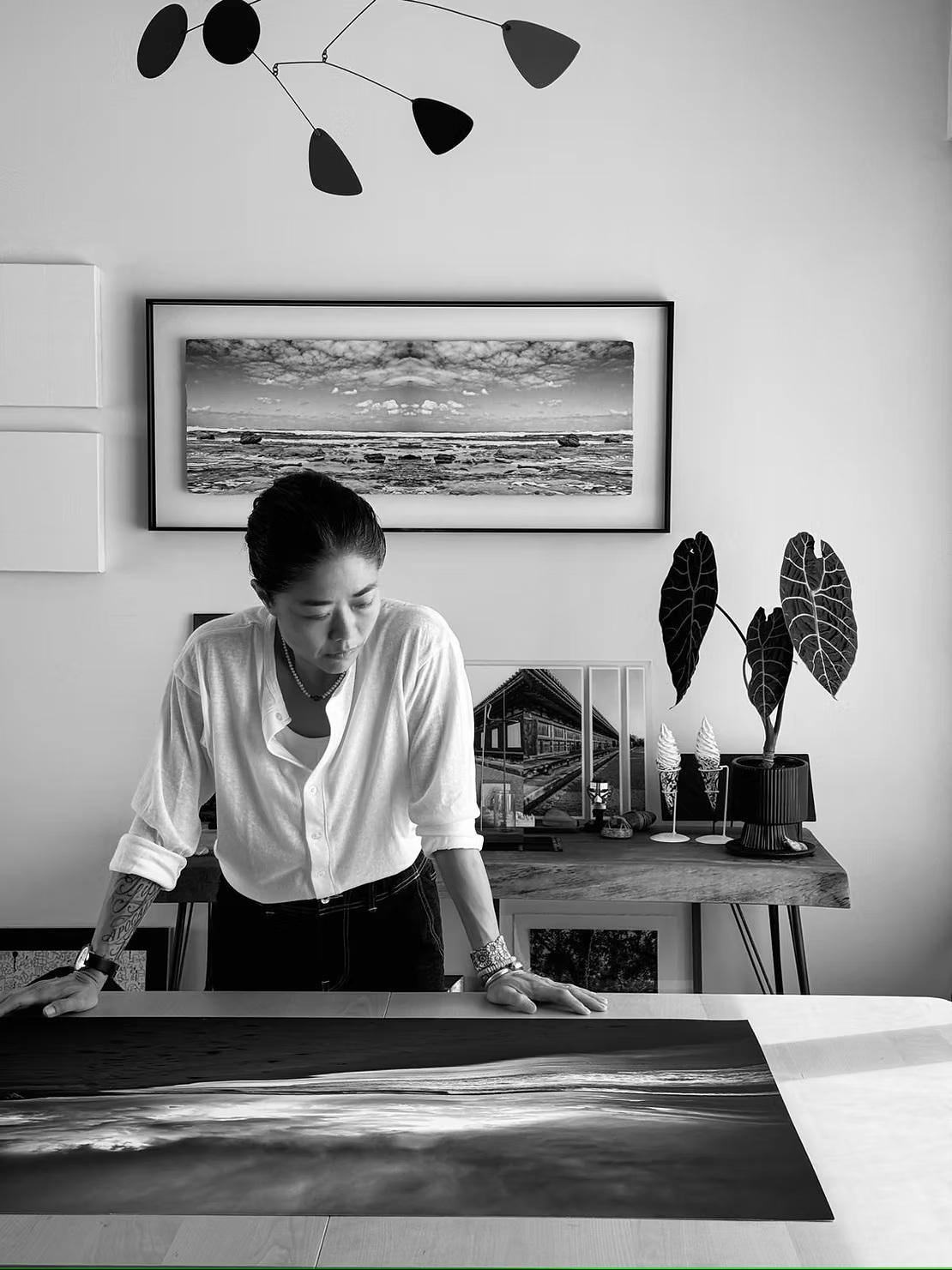 多媒體藝術家何居怡,最新展覽《境》以旁觀者角度,冷漠記錄著眼前一切。