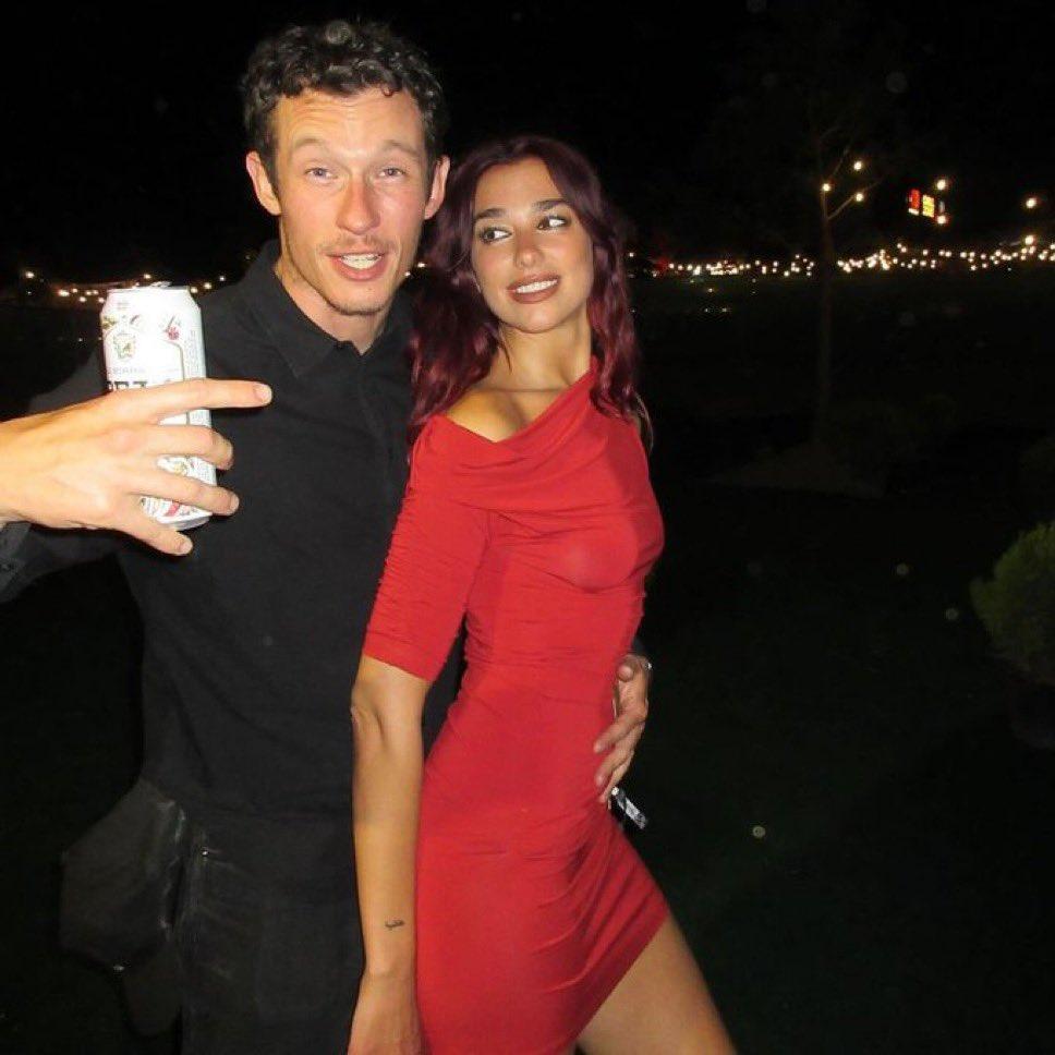 Dua Lipa接受英國版《Vogue》訪問,稱與男星Callum Turner已經訂婚